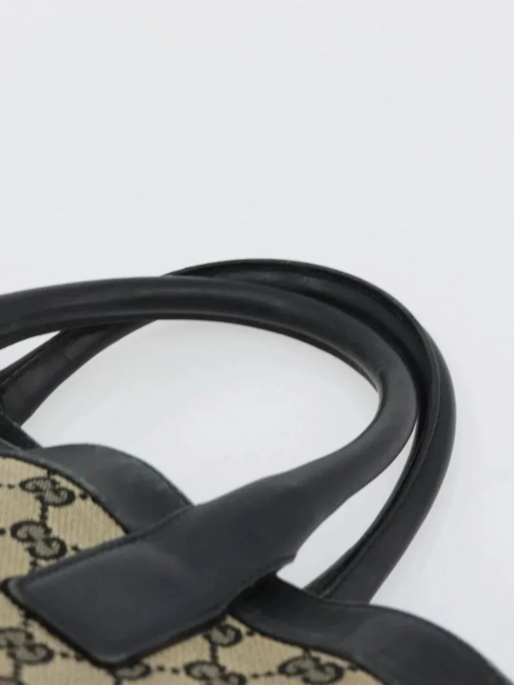 Gucci brand	gucci color	black